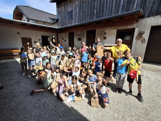 Imker Siegfried Gundacker, Sohn Florian, die Schülerinnen und Schüler der beiden 3. Klassen der Volksschule Markersdorf mit Organisatorin Regina Wieder und weiteren Begleitpersonen. | Foto: Siegfried Gundacker