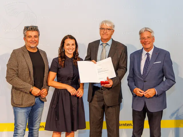 Das "Goldene Ehrenzeichen für Verdienste um die Republik Österreich" ging an den Landesbediensteten Dietmar Koller.  | Foto: LPD Kärnten/Jannach