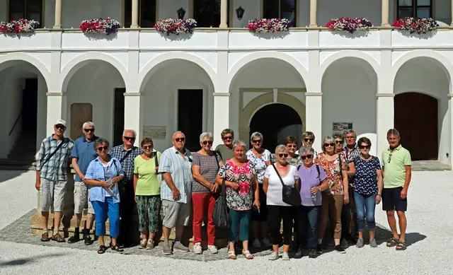 Die Reisegruppe aus Oberpetersdorf erkundete begeistert das geschichtsträchtige Schloss Herberstein.
 | Foto: Franz Seckel