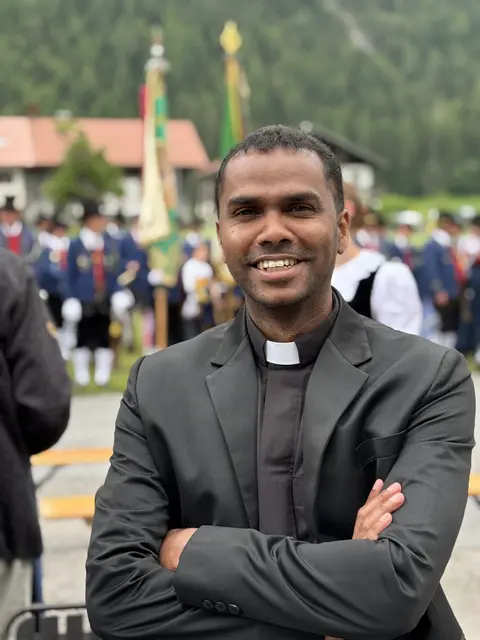 Sinto Kallarakkal Thomas ist als neuer Pfarrer für den Seelsorgeraum Oberlechtal zuständig. | Foto: Reichel