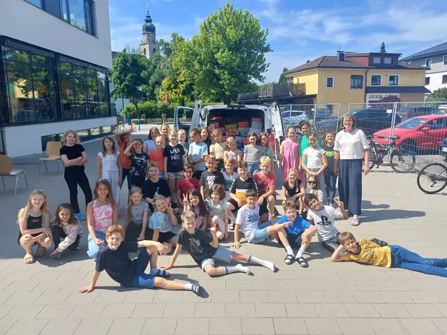 Insgesamt 337 verpackte Schuhschachteln mit Heften, Stiften, Kleidung, Spielsachen, Malblöcken, Zahnbürsten und Seifen sammelten die Kinder der Volksschule Seekirchen. | Foto: Michael Gönitzer