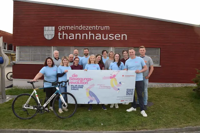 Die Gemeinde Thannhausen rund um Bürgermeister Johannes Hiebler-Texer (vorne, r.) hat die gesunde Revolution ausgerufen.  | Foto: Gemeinde Thannhausen