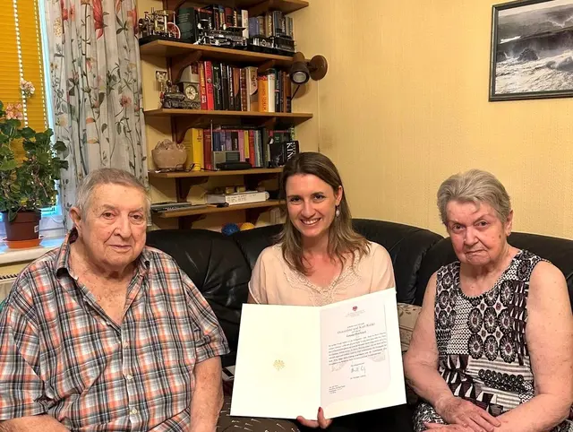 Bezirksvorsteherin Johanna Zinkl (Mitte) zu Besuch beim Ehepaar Rankl.  | Foto: BV Hietzing