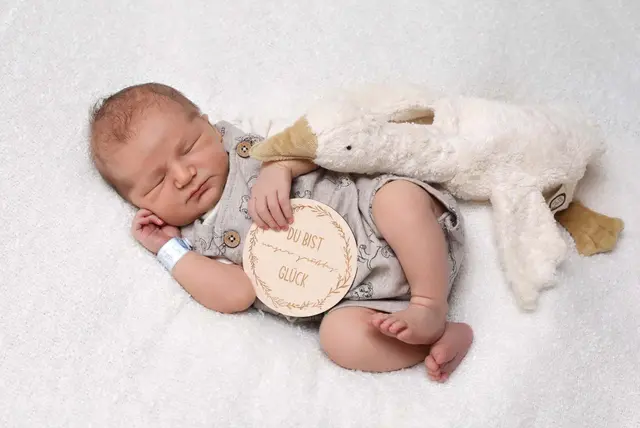 Name: Otto Raphael
Geburtsdatum: 22.06.2025
Gewicht: 3690 g
Größe: 50 cm
Eltern: Lisa Zinggl und Raphael Siedl aus Dechanskirchen | Foto: Fotostudio Semler
