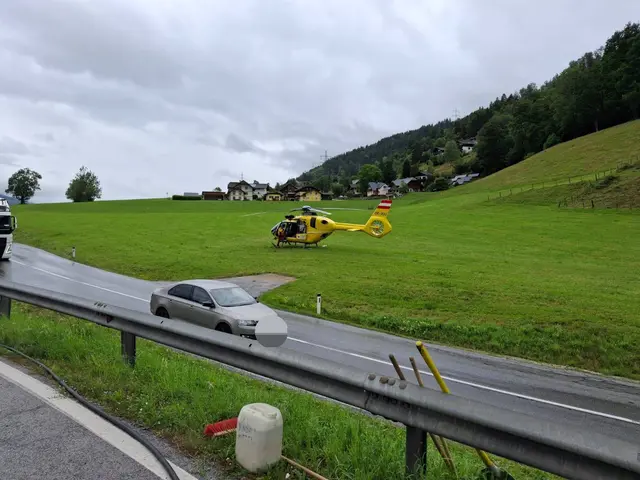 Der schwer verletzte 66-jährige Unfalllenker wurde vom Rettungshubschrauber „Christophorus 14“ ins Kardinal Schwarzenberg Klinikum nach Salzburg geflogen. | Foto: Freiwillige Feuerwehr Pruggern