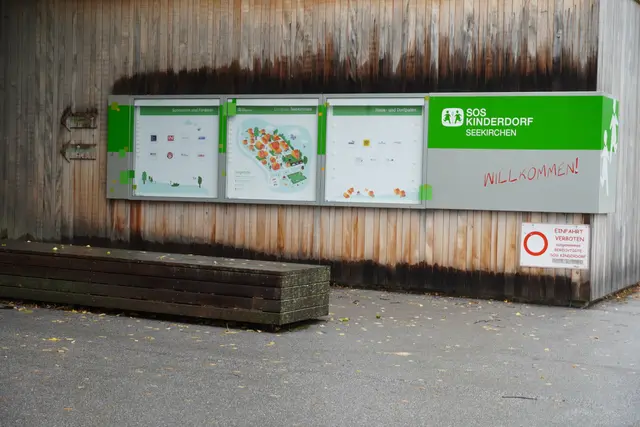 Beim Eingang des SOS-Kinderdorfs in Seekirchen. | Foto: Emanuel Hasenauer