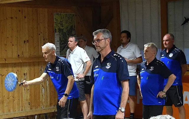 Konzentration und Anspannung in den Gesichtern der Bundesliga-Relegationsteams von Niederndorf und Walchsee.  | Foto: Schwaighofer