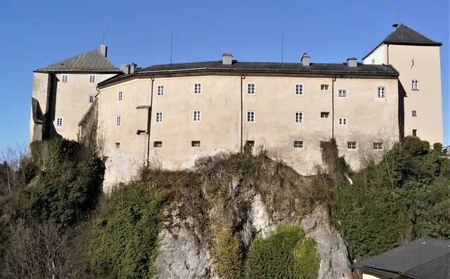 Als Steinbau mit Ringmauer und Wehrgang wurde die Burg in der ersten Hälfte des 13. Jahrhunderts unter Erzbischof Eberhard II errichtet.  | Foto: Josef Wind