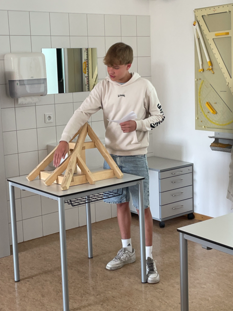 Teilweise bereiteten die Schüler auch Anschauungsmaterial zu ihrem Projekt vor. | Foto: PTS Ried