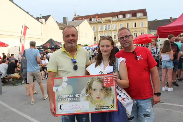 Scheckübergabe beim Bierfest: Fritz Huber (Geschäftsstellenleiter MeinBezirk Perg), die Perger Bierkönigin 20256/26 Amelie Rafetseder und Robert Langeder, Obmann des Vereins X-Event. | Foto: MeinBezirk Perg/Köck