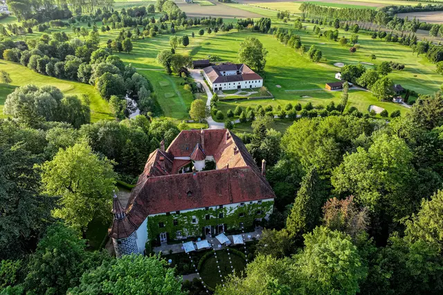 Das Schloss Ernegg bei Steinakirchen liegt mitten im Grünen. | Foto: Kleinlercher/Schloss Ernegg