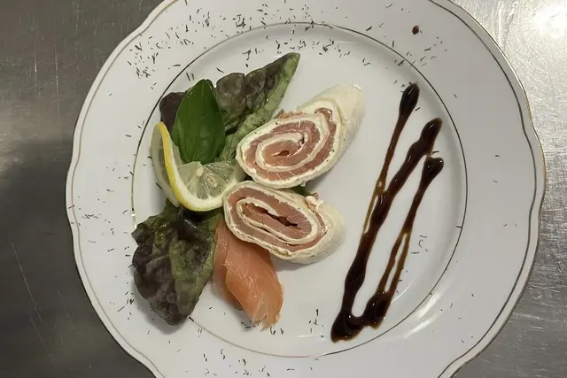 Der Auftakt zum Genießen: Graved Lachs-Wrap mit Frischkäse.
| Foto: SeneCura