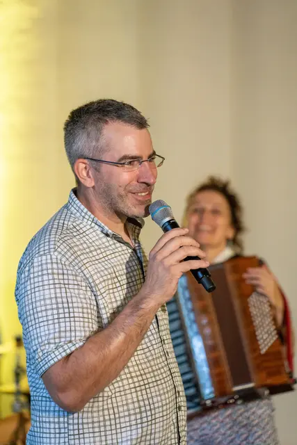Hubert Blauensteiner (Hof Blauensteiner) begrüßt die Gäste, im Hintergrund: Franziska Hatz (Großmütterchen Hatz) | Foto: w-creates.at