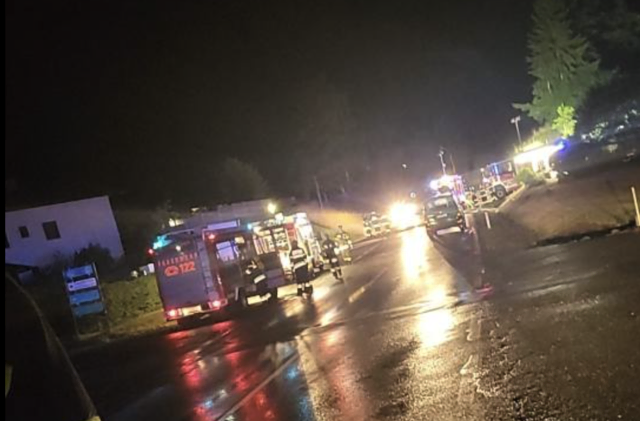 Das rund 2 mal 2,5 Meter große Holzgebäude stand, beim Eintreffen der Einsatzkräfte bereits in Vollbrand. | Foto: Feuerwehr Altendorf Gemeinde Sittersdorf