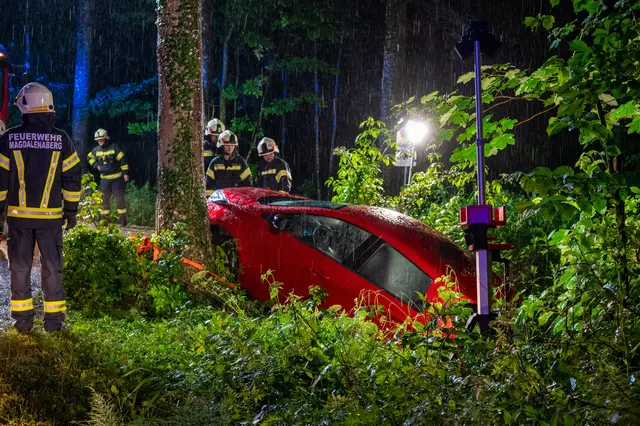 Ein Pkw war auf einem Parkplatz aus bislang ungeklärter Ursache rückwärts in eine Böschung geraten. | Foto: Team fotokerschi.at