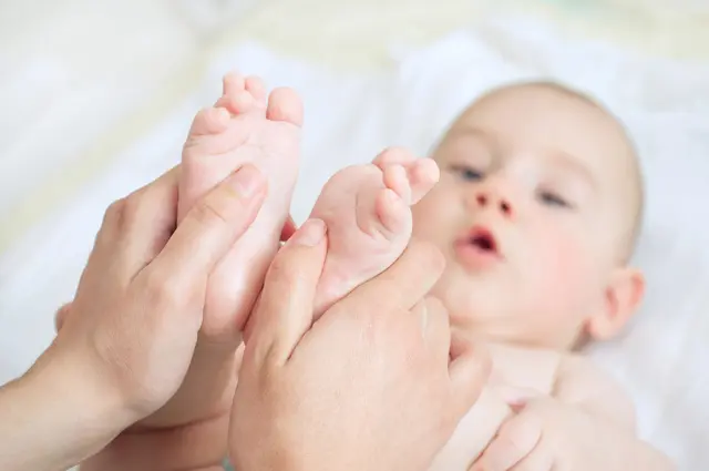 Es werden unter anderem auch Babymassagekurse angeboten. | Foto: smarterpix/viki2win