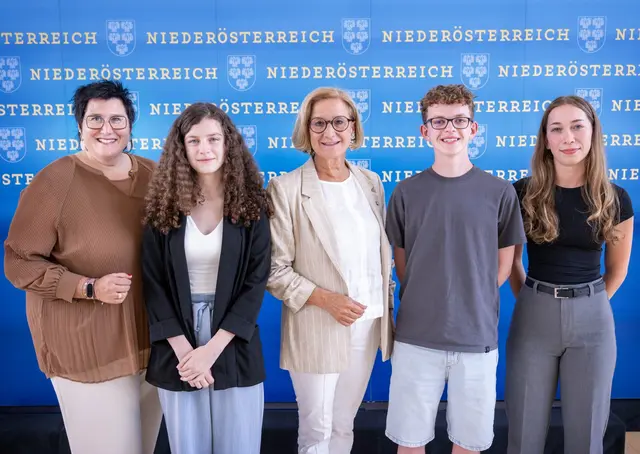 Verena Krammer, Leiterin Abteilung Personalmanagement, Praktikantin Lena Kuhn, Landeshauptfrau Johanna Mikl-Leitner und die Praktikanten Paul Kranzer und Leonie Plachy.

 
 | Foto: NLK Khittl