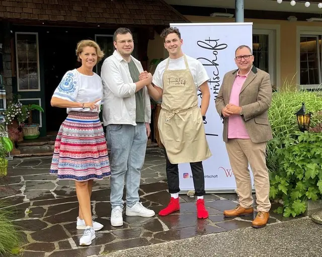 Martina Löwe, Sebastian Leutgeb, Josef Schöndorfer jun., Ronald Eichenauer bei der Staffelübergabe im Rahmen der „Freindalwirtschoft“. | Foto: Österreichische Krebshilfe