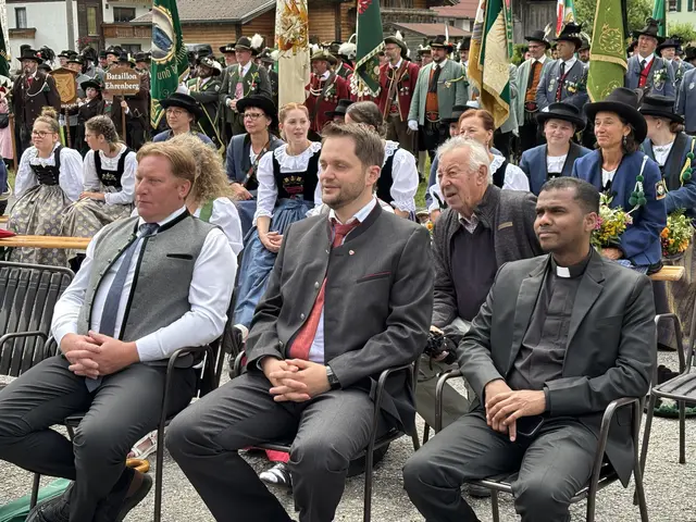 Beim Schützenfest in Stockach war Sinto Kallarakkal Thomas bereits dabei, im Bild, (v.r.) neben ihm Bgm. Florian Klotz (Holzgau) und Bgm. Markus Gerber (Elbigenalp). | Foto: Reichel