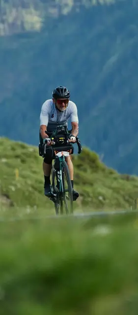 Starke Leistung des Wahl-Neustifters: der 66-jährige Werner Kirchmair radelt beim Race across Austria North-South auf Platz 5 in der Altersklasse Ü50. | Foto: RACA/Kovac/Visuals