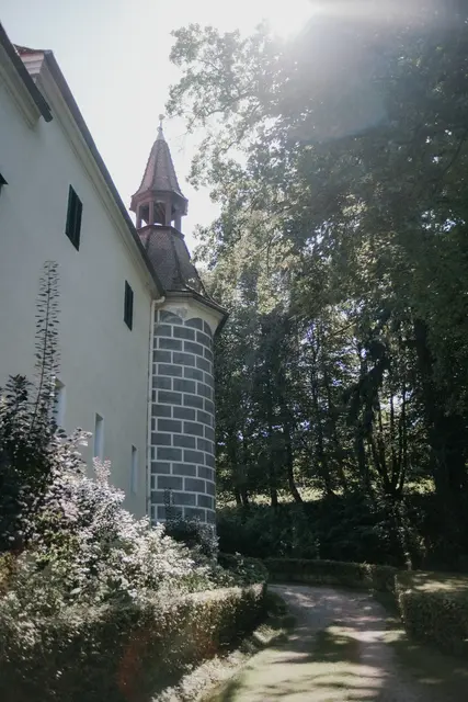 Das Schloss Ernegg bei Steinakirchen liegt mitten im Grünen. | Foto: Jewgenia Billiani/Schloss Ernegg