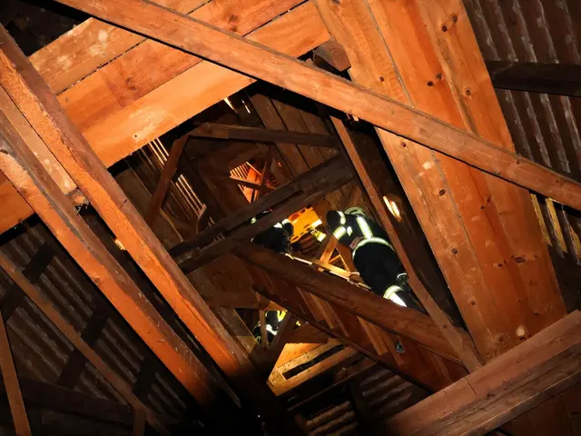 Hoch oben im Kirchturm wartete bei der Feuerwehrübung ein "Verletzter". | Foto: Markus Hackl, ASB ÖA