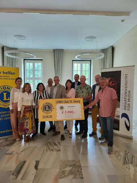 Vizerektorin Annemarie Podesser, Elisabeth Knauf, Ulrike Herzig, Florian Puschenreiter, Rektor Roland Streiner, Ingrid Plasil, Vizerektor Jakob Gruchmann, Präsident Reinhold Gassner, Harald Feil, Manfred Plasil (v.l.n.r.).  | Foto: Privat