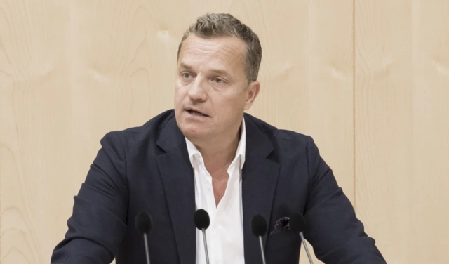 Georg Mayer aus Zerlach vertritt die Freiheitlichen im Europaparlament.  | Foto: Parlamentsdirektion/Thomas Jantzen