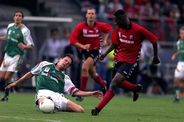 Peter Schoettel beim Versuch, Benedict Akwuegbu aufzuhalten, 1999 | Foto: GEPA