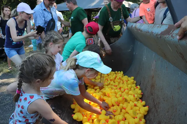 Bevor die Enten ins Wasser gekippt werden, mischen die Kinder sie ordentlich durch. | Foto: Edith Ertl