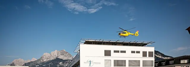 Die 41-jährige Lenkerin wurde schwer verletzt und nach der Erstversorgung mit dem Rettungshubschrauber in das Bezirkskrankenhaus St. Johann in Tirol geflogen. | Foto: BKH St. Johann
