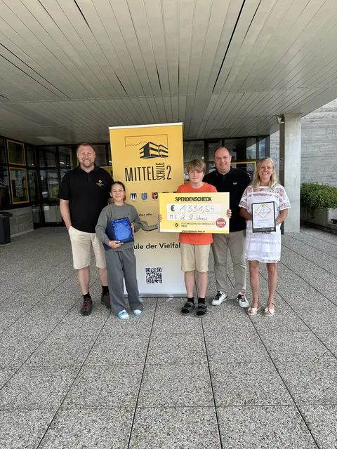 Schülerinnen und Schüler sammelten für den guten Zweck und helfen Krebskranken. | Foto: Mittelschule 2 St. Johann