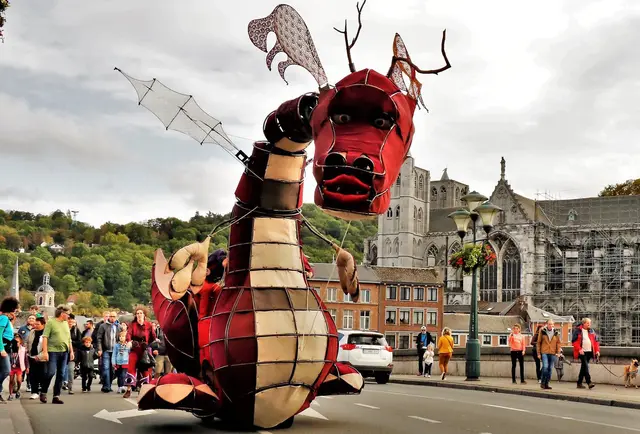 Der Drache Josephine lädt das Publikum dazu ein, begleitet von fröhlicher und lebhafter Musik die Fußgängerzonen der Stadt zu erkunden. | Foto: OLALA