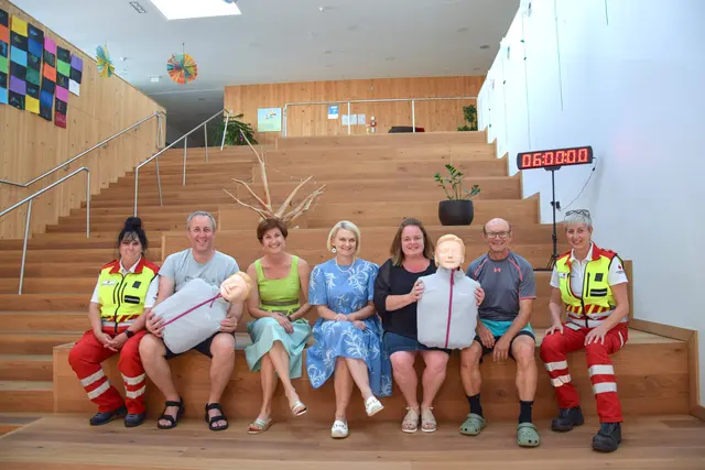 Das Organisationsteam. (v.l.n.r.) Ingrid Strubegger (Abteilungskommandantin St. Johann, Rotes Kreuz Salzburg), Initiator Dr. Ernst Toferer (praktischer Arzt, Großarl), Maria Prommegger (Direktorin, VS Großarl), Johanna Rohrmoser (Leiterstellvertreterin, VS Großarl), Bettina Petrei (Direktorin, VS Hüttschlag), Franz Viehhauser (Direktor, VS Hüttschlag), Birgitt Oberhuber (Projektorganisatorin, Rotes Kreuz Salzburg) | Foto: Rotes Kreuz Salzburg