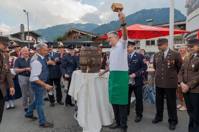 Fassanstich durch Bürgermeister Klaus Winkler am Freitag. | Foto: Stadtfeuerwehr Kitzbühel