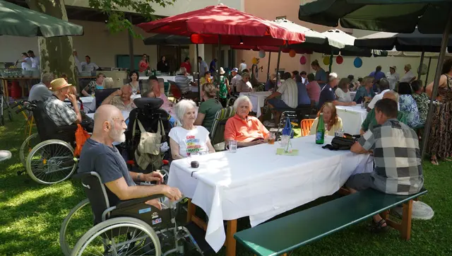 Gartenfest bei hochsommerlichem Wetter. | Foto: Maria Hoffman