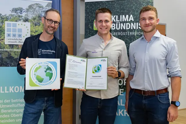 Norbert Rainer, Geschäftsführer des Klimabündnis OÖ, Paul Nösslböck (Mitte) aus Hofkirchen und Stefan Pöllner vom Klimabündnis OÖ (Bereich Betriebe).  | Foto: Cityfoto/Pelzl-Mairwöger