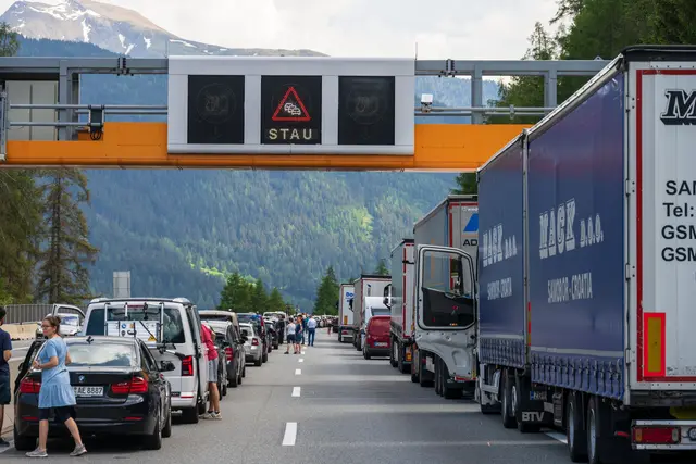 Am kommenden Wochenende ist in Österreich mit erheblichen Verkehrsbehinderungen zu rechnen – Grund sind das hohe Reiseaufkommen durch Ferienbeginn in Deutschland, Straßensperren im Rahmen der Österreich-Radrundfahrt sowie das Robbie-Williams-Konzert in Wien. Der ARBÖ rät zu alternativen Reiseterminen oder zur Nutzung öffentlicher Verkehrsmittel. (Symbolfoto) | Foto: stock.adobe.com/at/penofoto.de