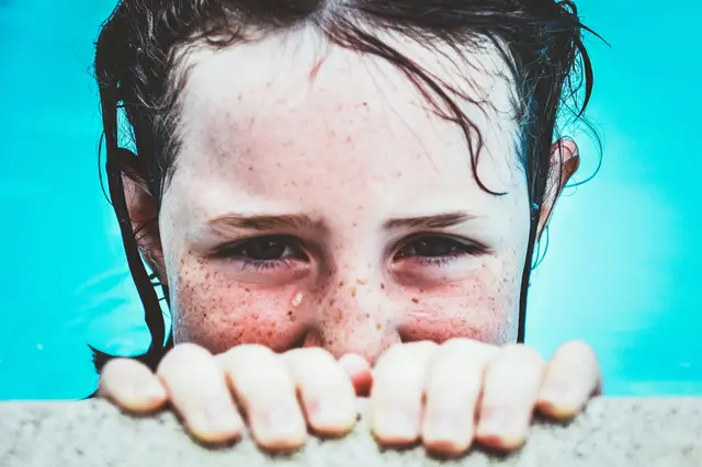 Beim Schwimmen können Keime in die Ohren gelangen. | Foto: Unsplash.com