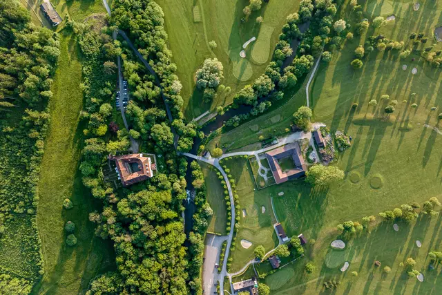 Das Schloss Ernegg bei Steinakirchen liegt mitten im Grünen. | Foto: Kleinlercher/Schloss Ernegg