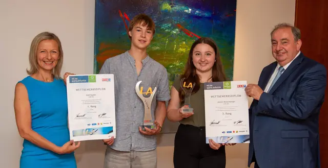 Von links: Karin Kuks (Leiterin der Lehrlingsausbildung in der Linz AG), Emil Stamm, Jasmin Miesenberger und Linz-AG-Generaldirektor Erich Haider. | Foto: Linz AG/Kerschbaummayr