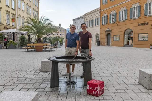 Bürgermeister-Stellvertreter Kay-Michael Dankl und Stephan Meisnitzer (li.) aus dem Hochbauamt freuen sich über den fertiggestellten Waagplatz samt neuem Trinkwasserbrunnen. | Foto: Stadt Salzburg