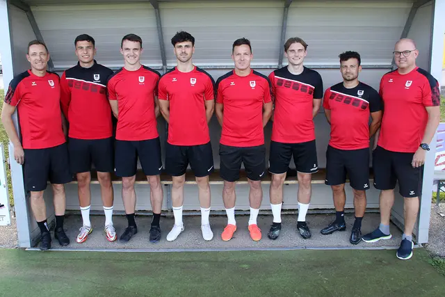 Pettenbachs Neuzugänge mit Trainer Rainer Kührer (li.) und Sektionsleiter Gregor Waser (re.)
v.l.n.r.: Antonio Dukic, Thomas Helmberger, Antonio Dukic, Alexander Meister, Andreas Helmberger, Co-Trainer Thomas Löberbauer | Foto: Union Pettenbach