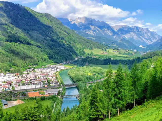 Während das Ziel in St. Johann Alpendorf in der Snow Space Salzburg Region bereits zum 16. Mal für ein packendes Finale sorgt, ist Bischofshofen erstmals überhaupt Startort einer Etappe. | Foto: ivana carini