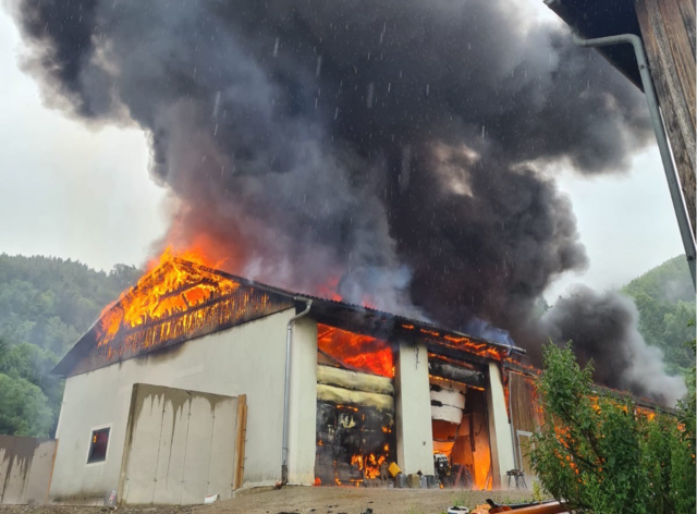 Flammeninferno in kleiner Ortschaft im Pielachtal. Auch der Regen konnte das Feuer nicht stoppen. | Foto: DOKU-NÖ