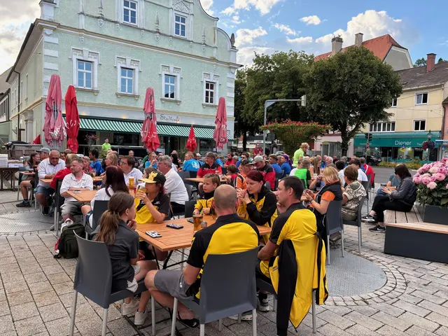 Mehr als 80 Teilnehmerinnen und Teilnehmer versammelten sich am Hauptplatz. | Foto: Almer