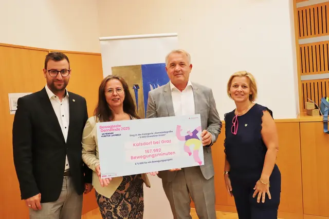 Kalsdorf ist die bewegteste Gemeinde in der Kategorie über 5.000 Einwohner. Darüber freuen sich GK Stephan Scheifinger, GR Monika Dunkl, Bgm. Manfred Komericky und Vzbgm. Sabine Jakubzig.  | Foto: Edith Ertl