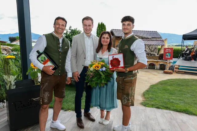Franz, Edith und Lukas Perschler mit Bürgermeister Volkart Kienzl. | Foto: Mlakar