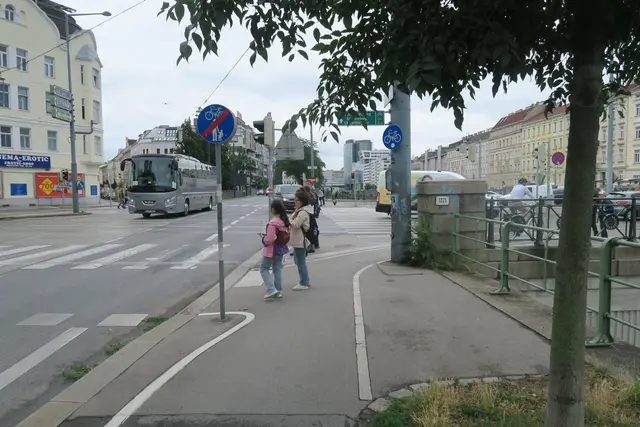 An dieser brenzlichen Stelle treffen Passanten auf Radfahrer. | Foto: Patricia Hillinger/MeinBezirk