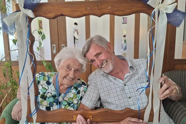 Bewohnerin Anna Maria Scharpfer und ihr Sohn Heribert Scharpfer.  | Foto: SeneCura